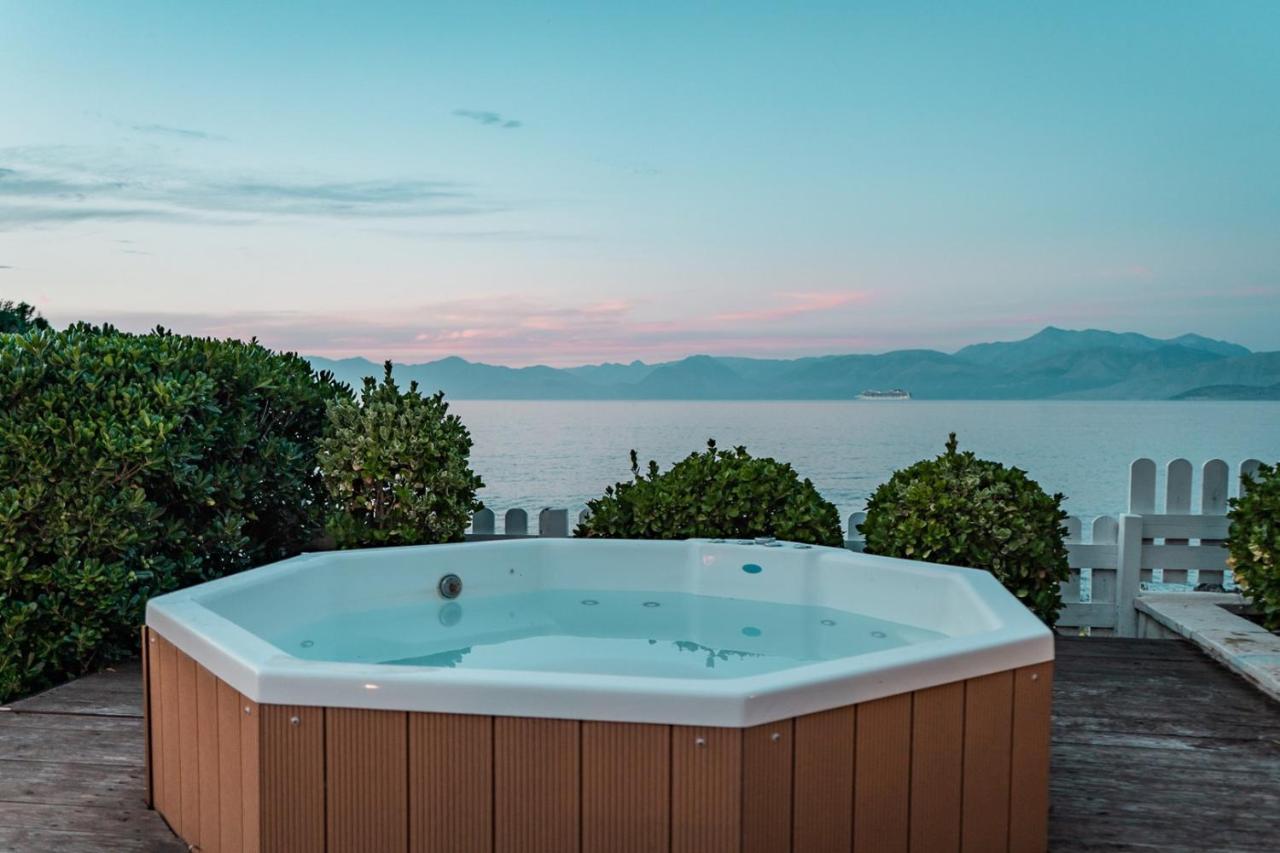 Neptune Sea House - Beachfront Agios Spyridon  エクステリア 写真