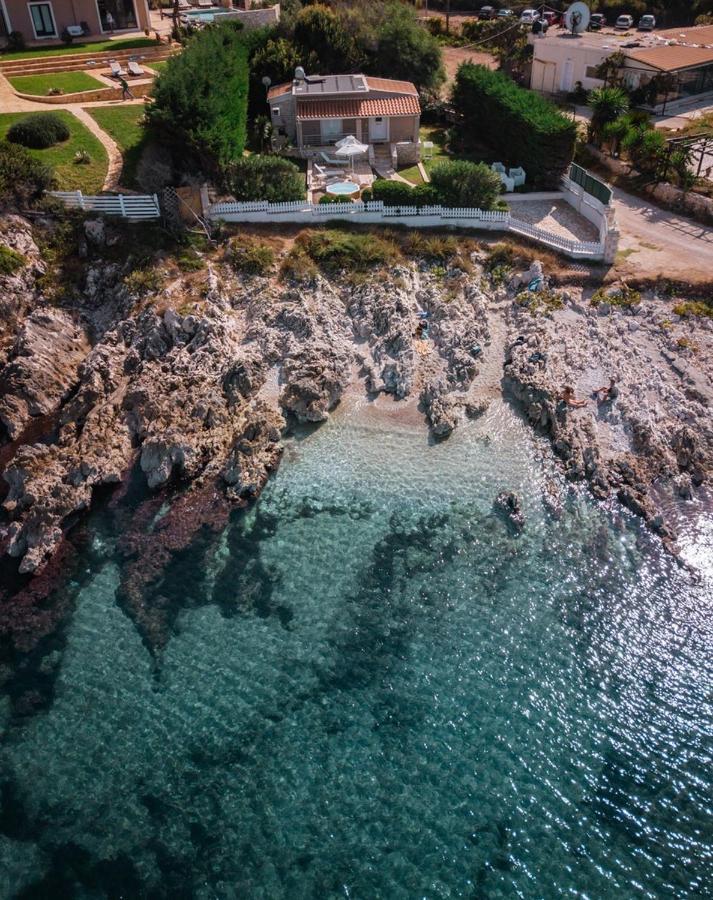Neptune Sea House - Beachfront Agios Spyridon  エクステリア 写真