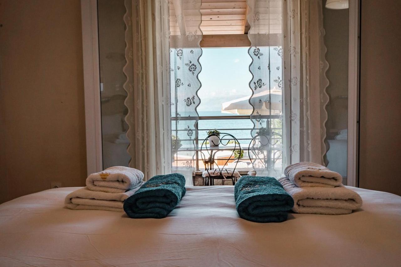 Neptune Sea House - Beachfront Agios Spyridon  エクステリア 写真