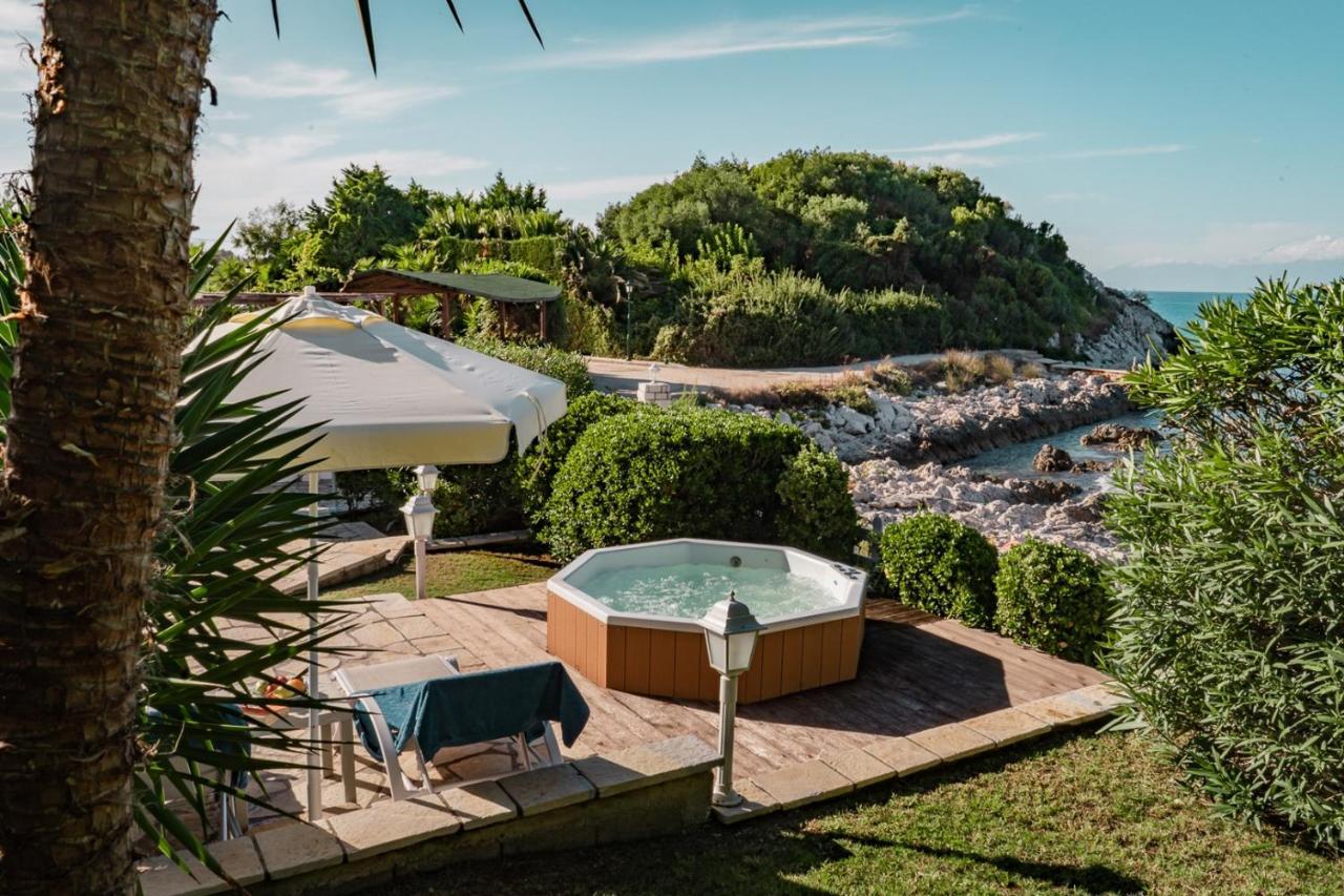 Neptune Sea House - Beachfront Agios Spyridon  エクステリア 写真