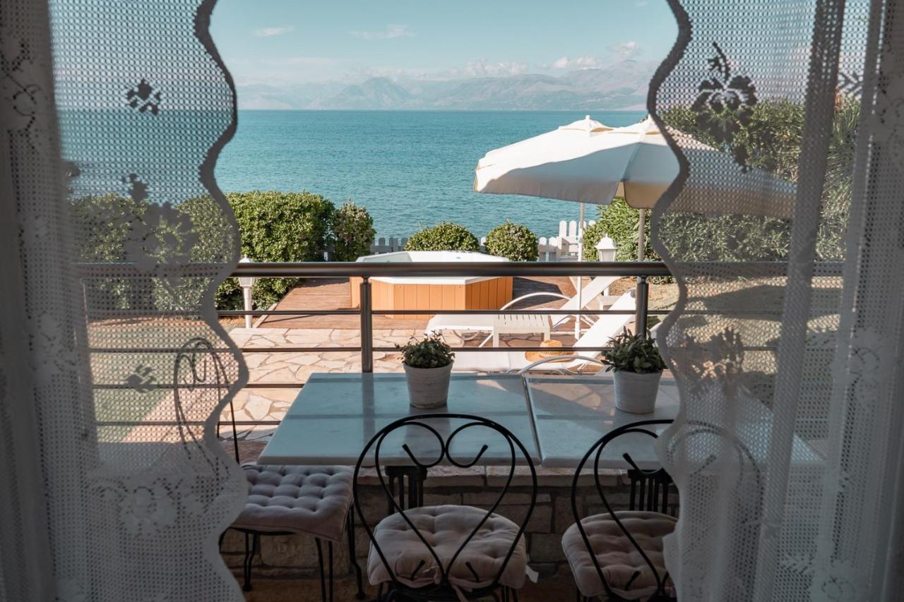Neptune Sea House - Beachfront Agios Spyridon  エクステリア 写真